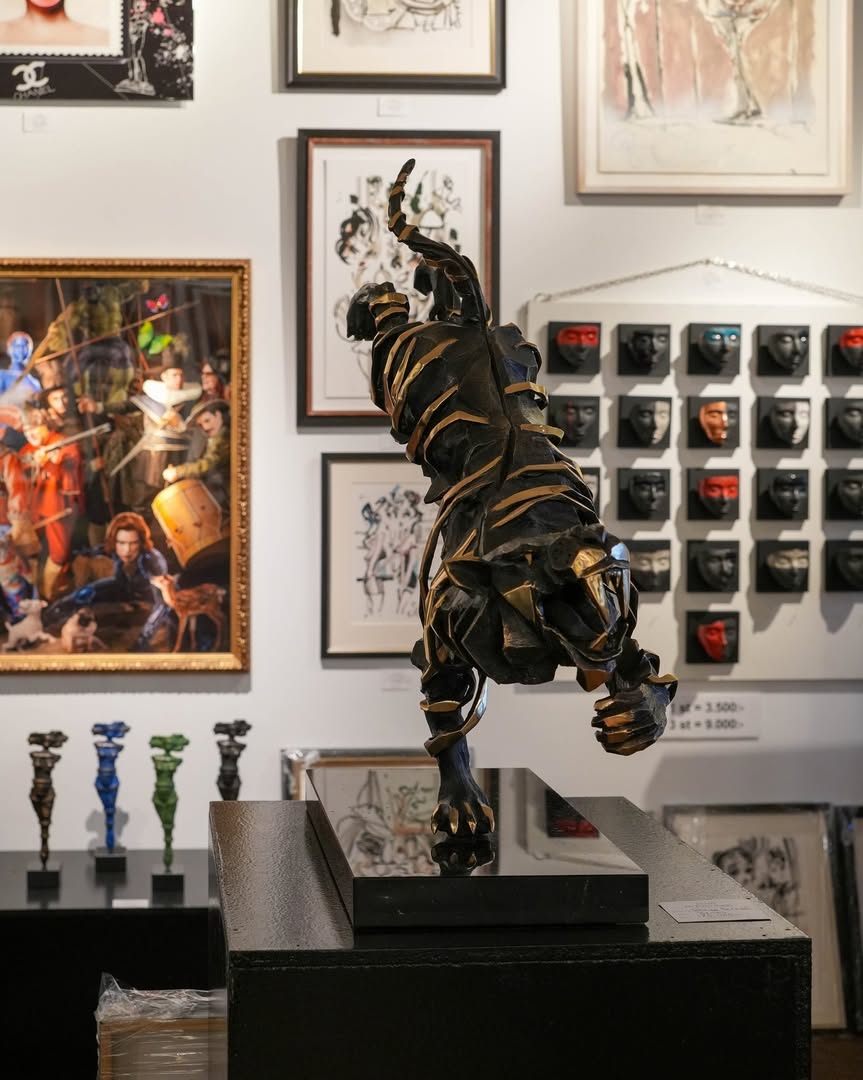 Tiger skulptur av Sabrina Ferrari i Gallery Art Events konstgalleri