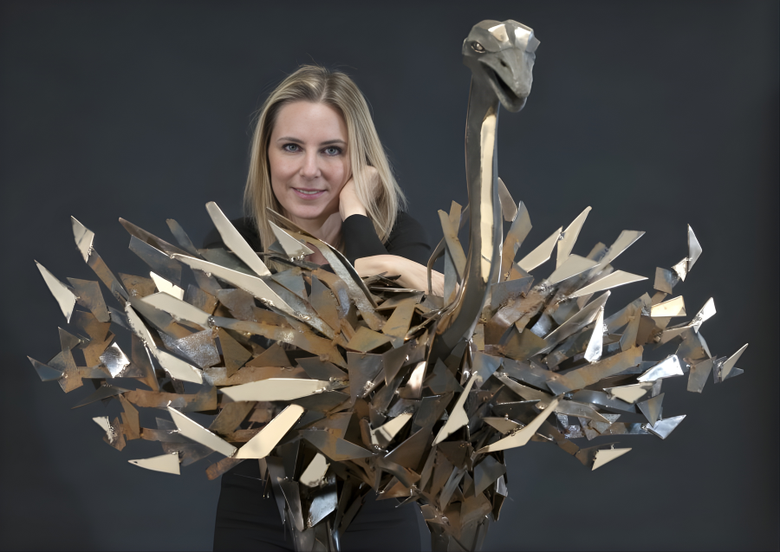 Konstnär Sabrina Ferrari med skulptur
