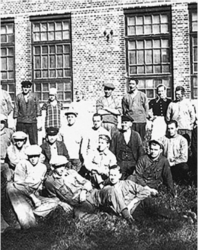 historisk bild från Spinneriet i Lindome utanför Göteborg med arbetare