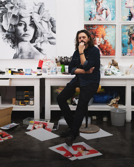 Konstnär Silvio Porzionato i konstnärlig miljö med tavlor