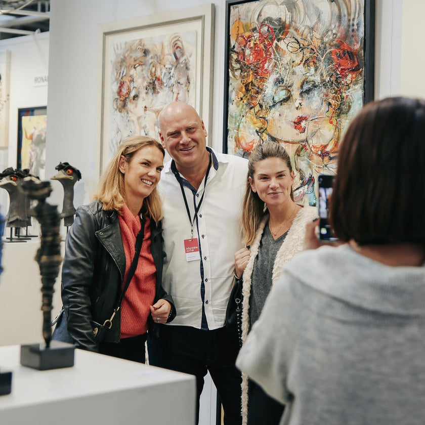 Besökare och Patrik på Gallery Art Events bland modern konst